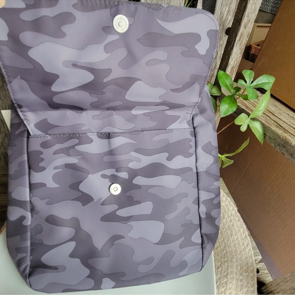 NWT Baggallini Town Crossbody Gray - Picture 5 of 12